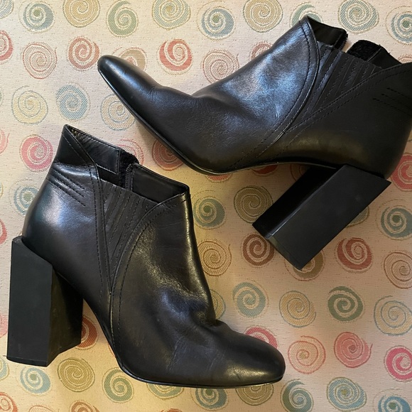 Halston block heeled booties - Picture 2 of 2